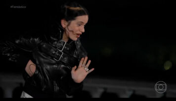 Rosalía interrumpe entrevista por una cucaracha y se vuelve viral