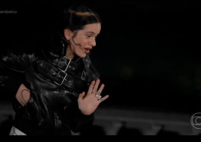 Rosalía interrumpe entrevista por una cucaracha y se vuelve viral