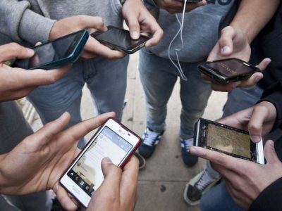 Francia prepara proyecto de ley para prohibir redes sociales a menores de 15 años