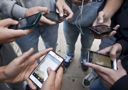 Francia prepara proyecto de ley para prohibir redes sociales a menores de 15 años