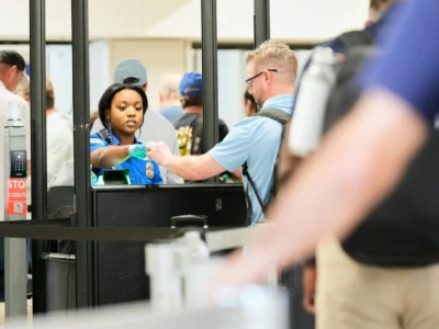 EE.UU. inicia registro biométrico de extranjeros al entrar y salir del país