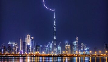 Increíble momento en que un rayo golpea el Burj Khalifa en Dubái, el edificio más alto del mundo