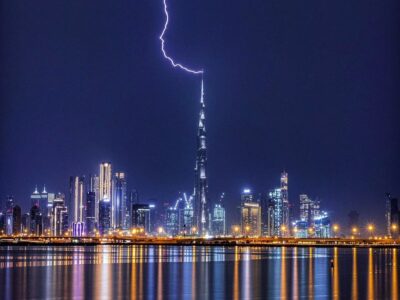 Increíble momento en que un rayo golpea el Burj Khalifa en Dubái, el edificio más alto del mundo