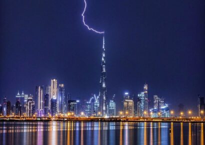 Increíble momento en que un rayo golpea el Burj Khalifa en Dubái, el edificio más alto del mundo