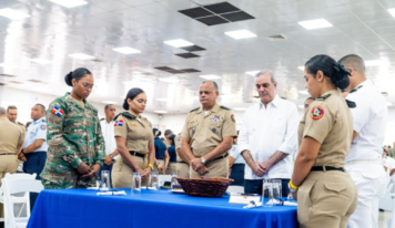 Presidente Abinader celebra almuerzo navideño con soldados y anuncia beneficio para miembros de las Fuerzas Armadas
