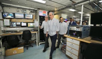 Presidente Abinader visita el buque oceanográfico RRS James Cook en el Puerto de Santo Domingo