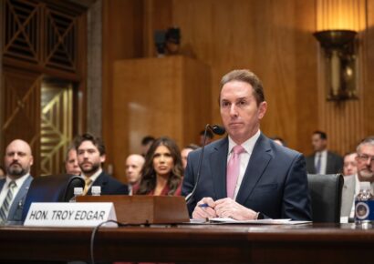 Trump evalúa nombrar a alto funcionario de Seguridad Nacional como embajador en El Salvador, según CBS News