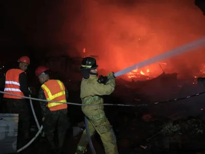 Devastador incendio consume decenas de negocios en San Pedro Sula, Honduras