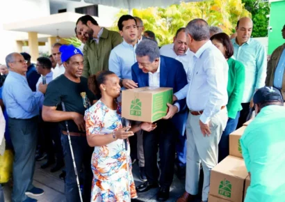Leonel Fernández encabeza entrega de cajas navideñas a familias de escasos recursos
