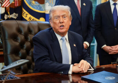 Trump analiza con sus asesores próximos pasos sobre Venezuela en medio de tensión militar