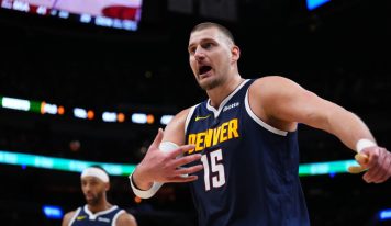 El jugador estrella Nikola Jokic se lesiona la pierna izquierda y tuvo que abandonar el partido frente al Miami Heat