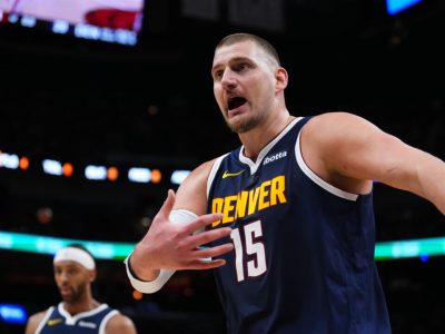 El jugador estrella Nikola Jokic se lesiona la pierna izquierda y tuvo que abandonar el partido frente al Miami Heat