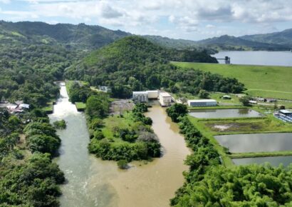 Medio Ambiente atribuye coloración verde en presa de Hatillo a floración de algas