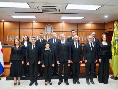 Presidente del Senado y secretaria del CNM juramentan a nuevos jueces del TSE para el período 2025-2029