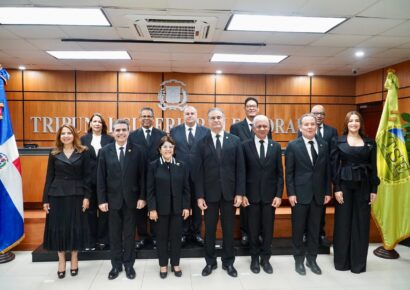 Presidente del Senado y secretaria del CNM juramentan a nuevos jueces del TSE para el período 2025-2029