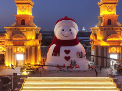 La ciudad china de Harbin recibe el auge del invierno con un gigantesco muñeco de nieve