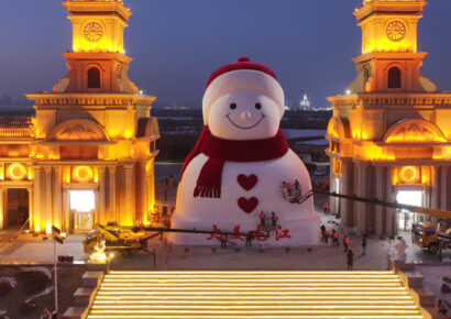 La ciudad china de Harbin recibe el auge del invierno con un gigantesco muñeco de nieve