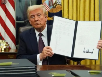 Senadores demócratas buscan revertir norma de Trump que elimina extensiones automáticas de permisos de trabajo