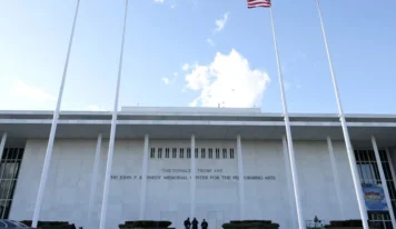 El Centro Kennedy incorpora el nombre de Trump en medio de la controversia