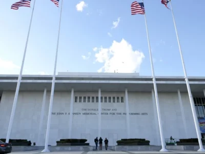 El Centro Kennedy incorpora el nombre de Trump en medio de la controversia