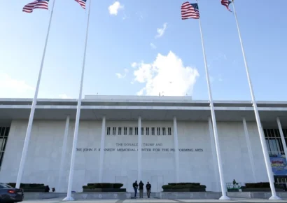 El Centro Kennedy incorpora el nombre de Trump en medio de la controversia