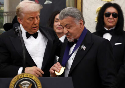 Trump entrega las medallas del Kennedy Center Honors 2025 en una ceremonia histórica en la Oficina Oval