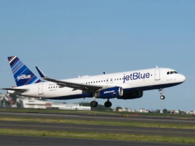 Vuelo de JetBlue evita accidente aéreo con aeronave militar estadounidense en cercanías de Venezuela