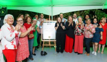 Carolina Mejía celebra premio de World Urban Parks junto a comunitarios en el parque Fernández