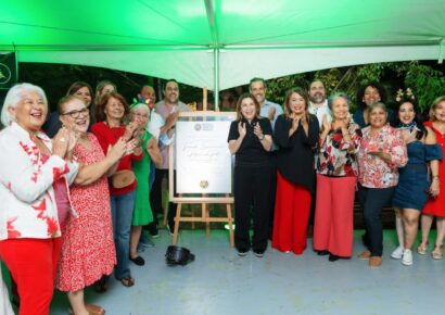 Carolina Mejía celebra premio de World Urban Parks junto a comunitarios en el parque Fernández