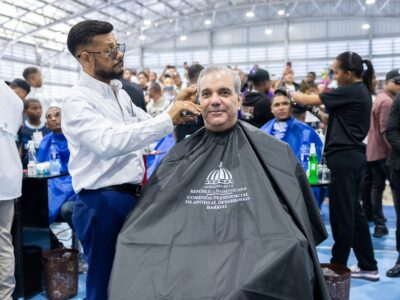 Abinader encabeza encuentro con mil peluqueros y participa en jornada social con corte de cabello}