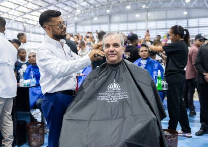 Abinader encabeza encuentro con mil peluqueros y participa en jornada social con corte de cabello}