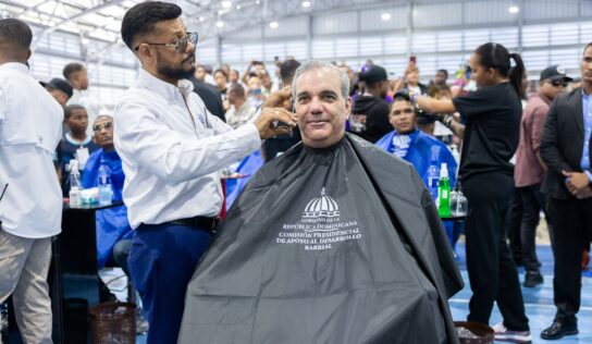 Abinader encabeza encuentro con mil peluqueros y participa en jornada social con corte de cabello}