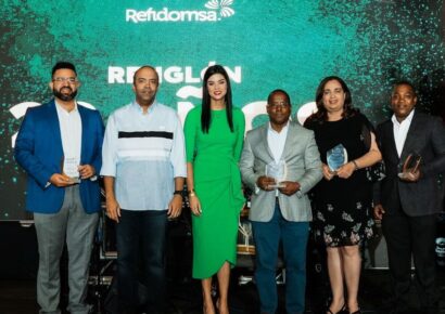Refidomsa reconoce a 51 colaboradores por décadas de dedicación y compromiso