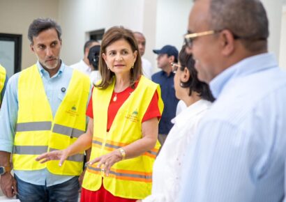 Vicepresidenta Peña y Mived supervisan los últimos avances del hospital provincial de Dajabón