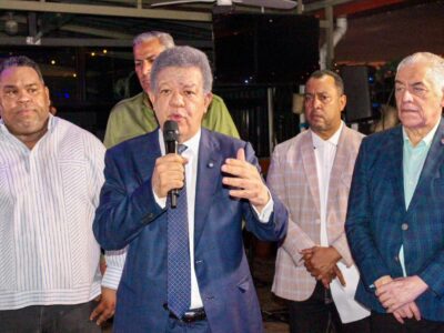 Leonel Fernández califica 2025 como un año crítico para RD y denuncia “gran estafa a los pobres” con SeNaSa