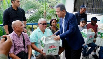 Leonel Fernández encabeza entrega de raciones alimenticias a comunidades necesitadas