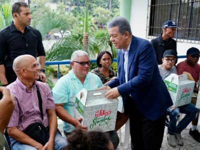 Leonel Fernández encabeza entrega de raciones alimenticias a comunidades necesitadas