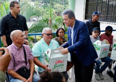 Leonel Fernández encabeza entrega de raciones alimenticias a comunidades necesitadas