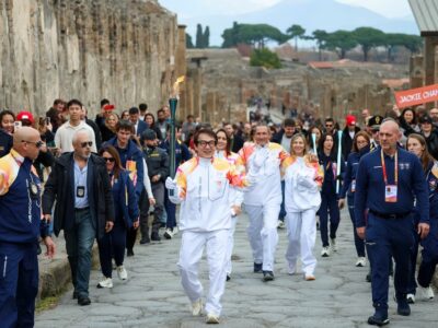 Jackie Chan lleva la antorcha olímpica por las ruinas de Pompeya rumbo a Milán-Cortina 2026