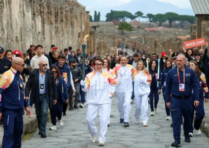 Jackie Chan lleva la antorcha olímpica por las ruinas de Pompeya rumbo a Milán-Cortina 2026