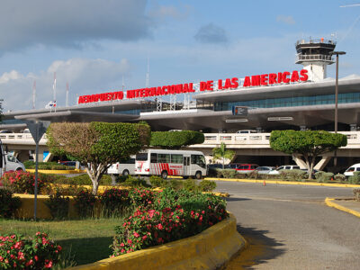 AERODOM informa ocupación total del parqueo principal y recomienda áreas remotas