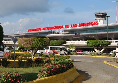 AERODOM informa ocupación total del parqueo principal y recomienda áreas remotas