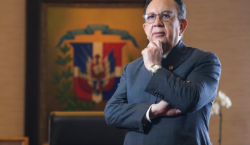 Valdez Albizu se reúne con líderes financieros para evaluar la estabilidad económica del país