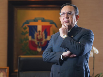 Valdez Albizu se reúne con líderes financieros para evaluar la estabilidad económica del país