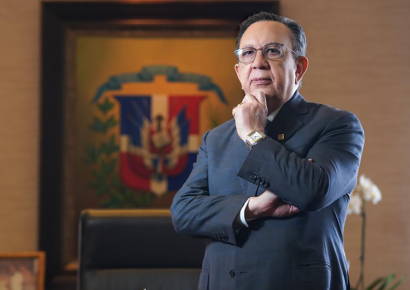 Valdez Albizu se reúne con líderes financieros para evaluar la estabilidad económica del país