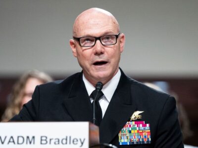 Almirante estadounidense Frank Bradley bajo escrutinio por polémico ataque en el Caribe