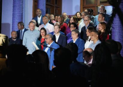 PLD enciende luces navideñas en su Casa Nacional y agradece respaldo del pueblo en 2025