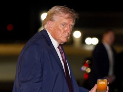 Trump enfrenta críticas por destituir a 30 embajadores designados por Biden