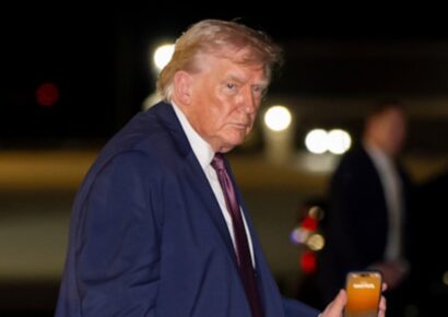 Trump enfrenta críticas por destituir a 30 embajadores designados por Biden