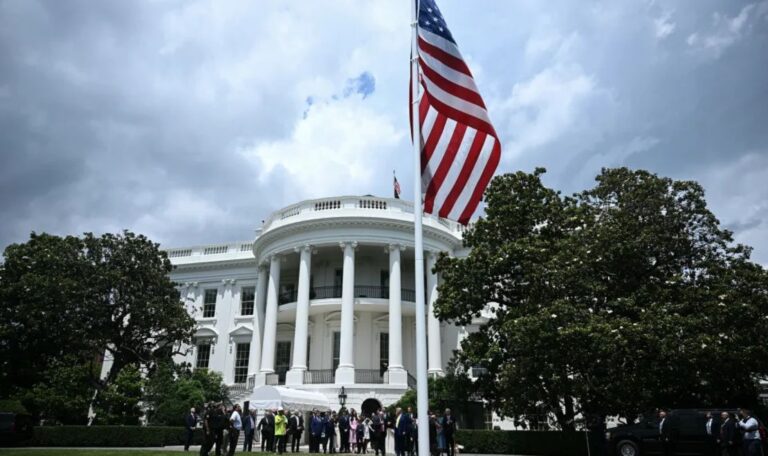 La Casa Blanca niega conocer invitación de Petro a Trump y critica sus ...